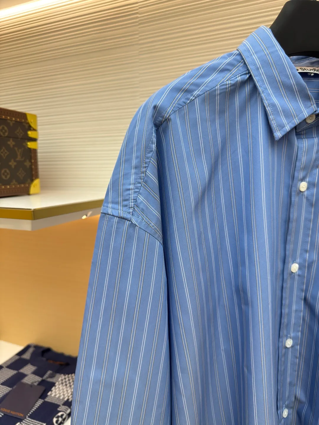 Acne Studios 1996 logo striped shirt ●Authentic product: 5500 purchase and development ●Item number: 1680333-B05 ●Fabric: Three-color soft light Tencel cotton rhyme woven striped fabric ●Technology: Positioning cutting machine ●Version: Fitted version ●Weight: about 315 grams ●Size: 44-46-48-50 ●Description: Customized three-color soft light Tencel cotton rhyme woven striped fabric with excellent texture and comfortable skin fit With classic blue as the main tone, it is dynamic and energetic, fresh and elegant. The distribution of black and white stripes is staggered, delicate and smooth. The Acne Studios1996 logo label is embellished on the back, carrying the origin and history of the brand, and pushing the retro atmosphere to a climax. The details reveal a sense of luxury, and the beauty of layers is all in the stripes. Infrared positioning cutting machine uses infrared emitters and infrared receivers to achieve precise positioning of materials. The accuracy can reach the micron level, thereby meeting the effect of high-precision cutting of plaid alignment. The middle heat transfer position uses advanced positioning tools to ensure the alignment marks on the clothing, and then professionally trims the heat transfer edges to achieve high-precision alignment. The overall wiring is straight and delicate, the fabric is comfortable and soft, and the color is consistent without color difference. It can be matched with the same style to create a fashionable look and control various occasions. Customized accessories, complete with three standards, same style for men and women!